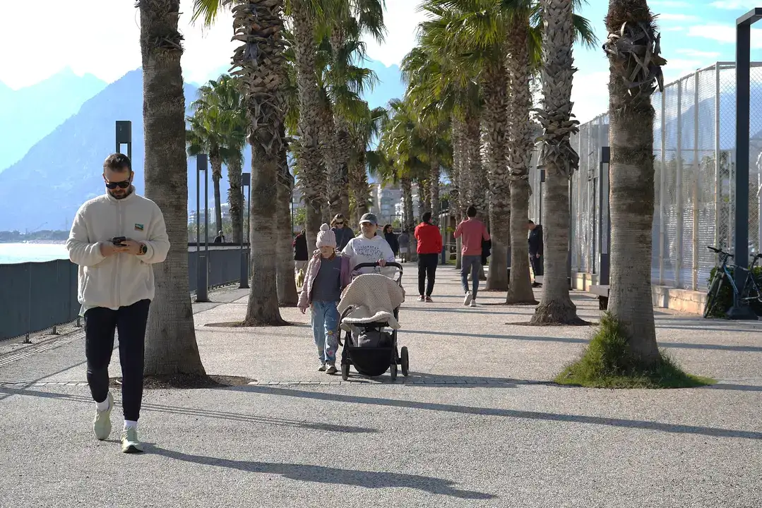 Konyaaltı Sahili’nde Güneşlenip Denize Girdiler 7